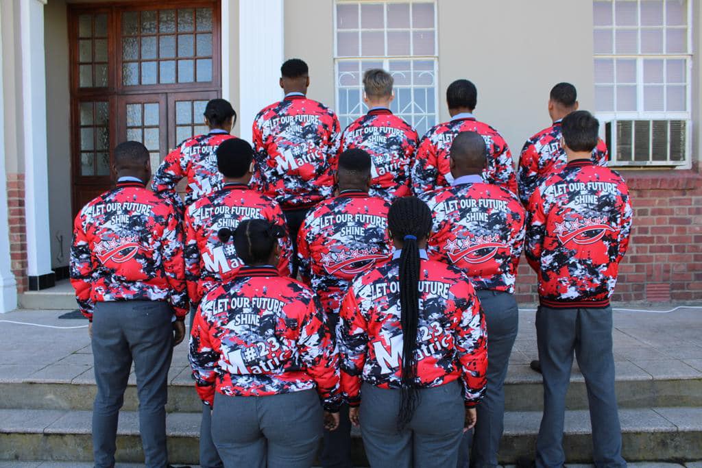 Ons skoolverlaters spog met hul nuwe tops!